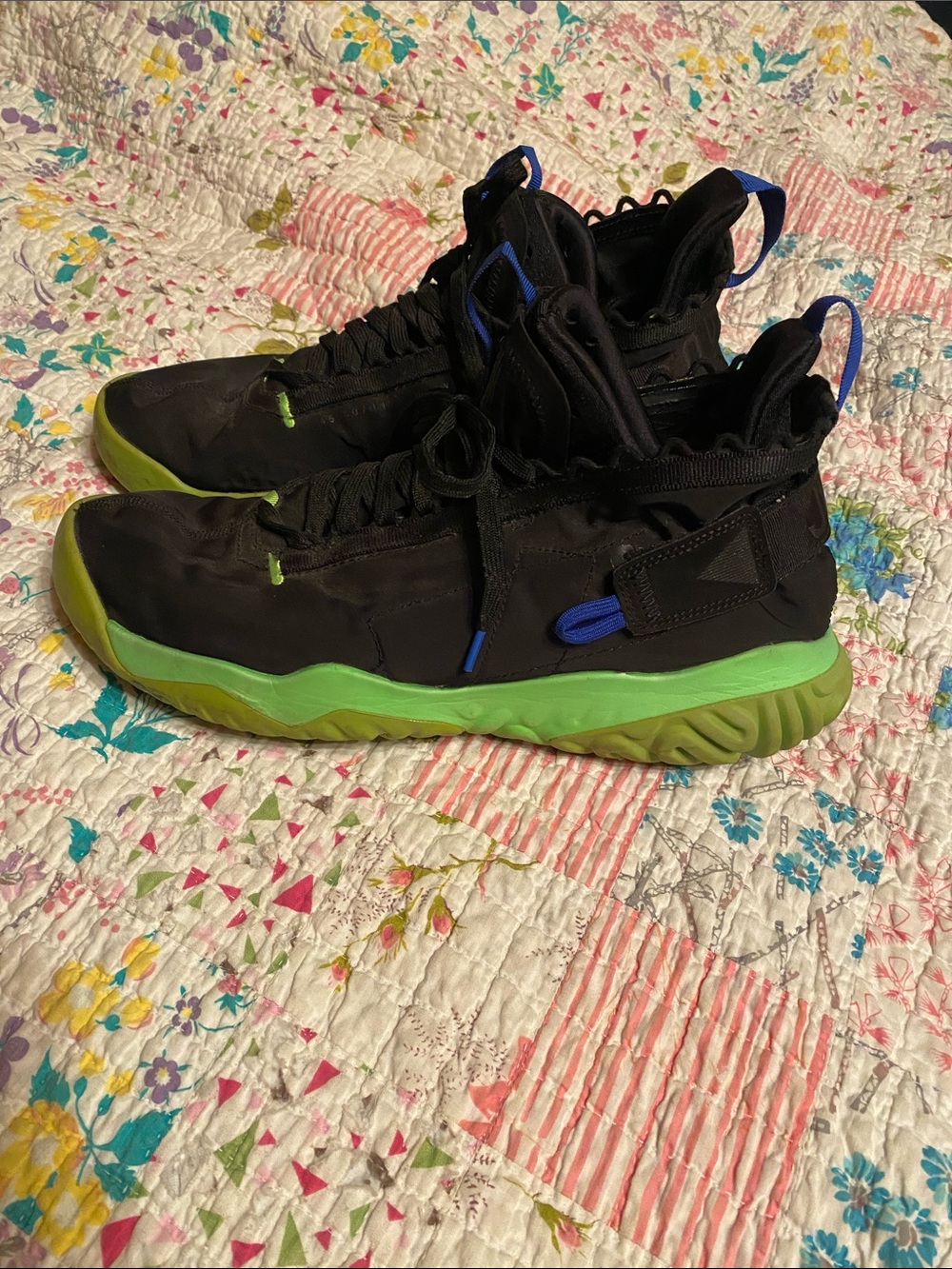 Men’s Black and Bright Green Athletic Jordan React Sneakers size 11